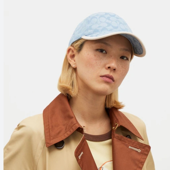 COACH SIGNATURE CHAMBRAY BASEBALL CAP IN PALE CHAMBRAY & SADDLE - Picture 3 of 3